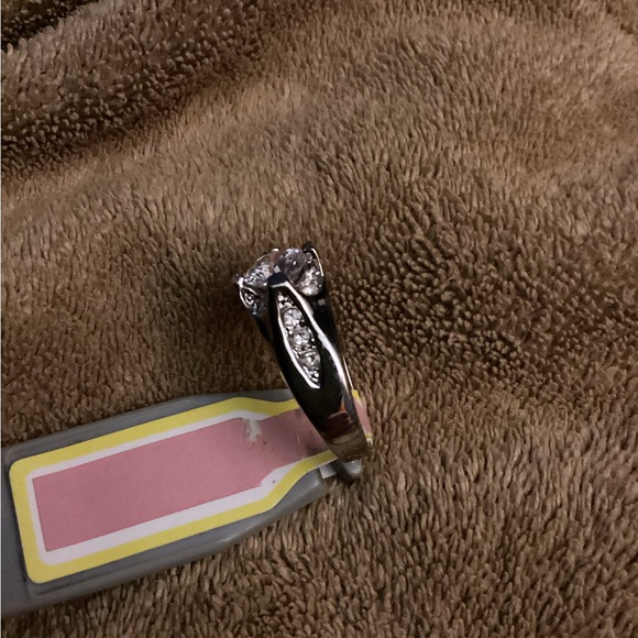 Costume ring with clear stones - size 9 - Picture 3 of 4